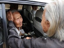 Nejstarší dvojčata na světě se opět setkala ve věku 104 let