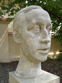 Busta Karla Čapka u zámku v Chyši z roku 1967. (Wikipedia.org)