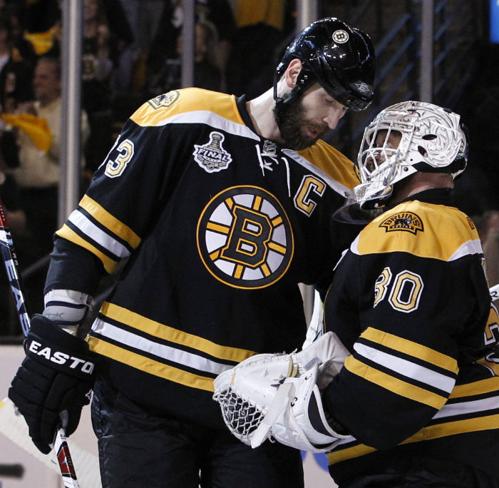 Obranca Bostonu Bruins Zdeno Chára (33) blahoželá brankárovi Thomasovi (30) v šiestom zápase finále NHL. Boston zdolal Vancouver 5:2. Boston, 13. 06. 2011. (AP/SITA)