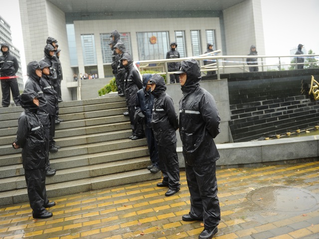 Policisté stojí 10. srpna před lidovým soudem ve městě Che-fej, kde Ku Kchaj-laj stanula před soudem za vraždu britského občana Neila Heywooda. Rozsudek dosud nebyl ohlášen. (Peter Parks/AFP/GettyImages)