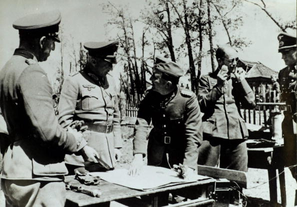 Na reprodukci historické fotografie je zachacen Philipp Freiherr von Boeselager (vpravo), jeden z posledních přeživších členů odboje zapojených do pokusu o atentát na Hitlerova, během pracovní porady s polním maršálem von Güntherem Klugem (2. zleva). (TORSTEN SILZ/AFP/Getty Images)
