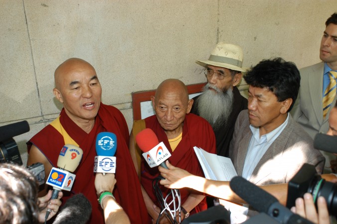 Thubten Wang-čchen (oběť a žalobce), Palden Gyatso (oběť), Takna Jigme Sangpo (oběť) a Kalsang Phuntsok (tehdy ředitel Kongresu tibetské mládeže) stojí před španělským národním soudním dvorem (Audiencia National) po podání stížnosti o genocidě 28. června roku 2005. Do stížnosti bylo 9. října doplněno jméno bývalého představitele čínského režimu Chu Ťin-tchaa. (Carlos Sánchez/Tibet Support Committee)