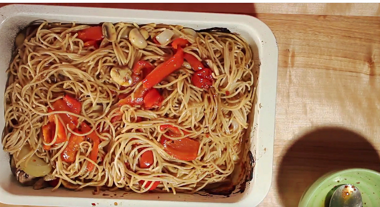 Marinované špagety s pečenou zeleninou. (Screenshot / YouTube)