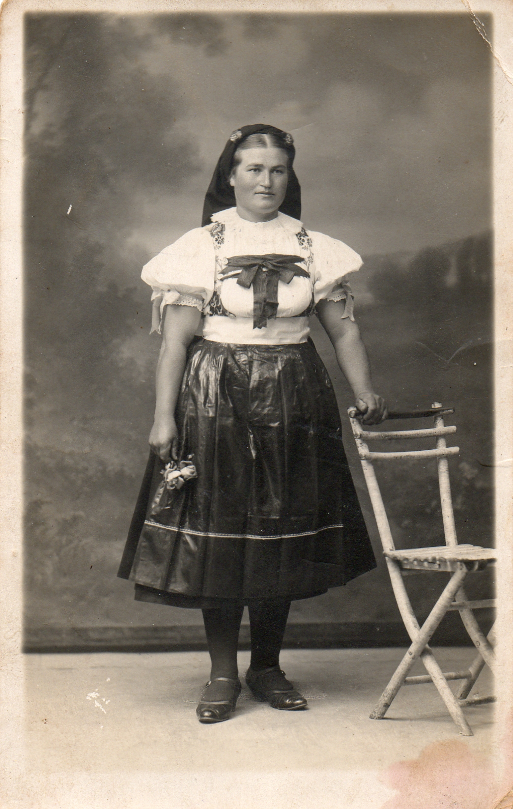 Mladá žena v pajerském kroji, asi 1930 na Jihlavsku. (Z. Danková / Epoch Times ČR)