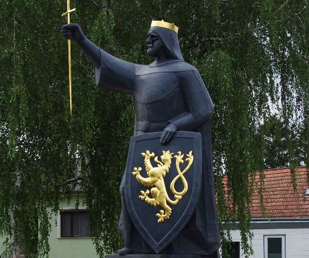 Socha byla nainstalována k příležitosti výročí 750 let založení města Marchegg králem Přemyslem Otakarem II. (Petr Císařovský)