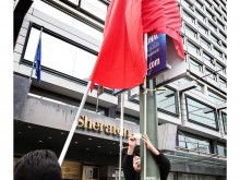 Čínské velvyslanectví se nakonec pokoušelo o zakrytí plakátu Shen Yun v Bruselu na 