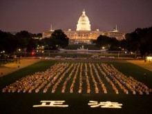18. července vytvořili praktikující Falun Gongu ve Washingtonu D. C. čínský znak „Zheng Fa" (Náprava Zákona") a připomněli tak oběti pronásledování v Číně. (z webové stránky Minghui.org)