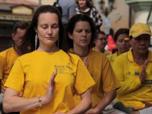 Fotografie z akce „Živý řetěz“. Příznivci duchovní praxe Falun Gong v poklidné mditaci na protest proti násilným represím v Číně, Praha 19. července 2019. (Lukáš Kruťa / Epoch Times)